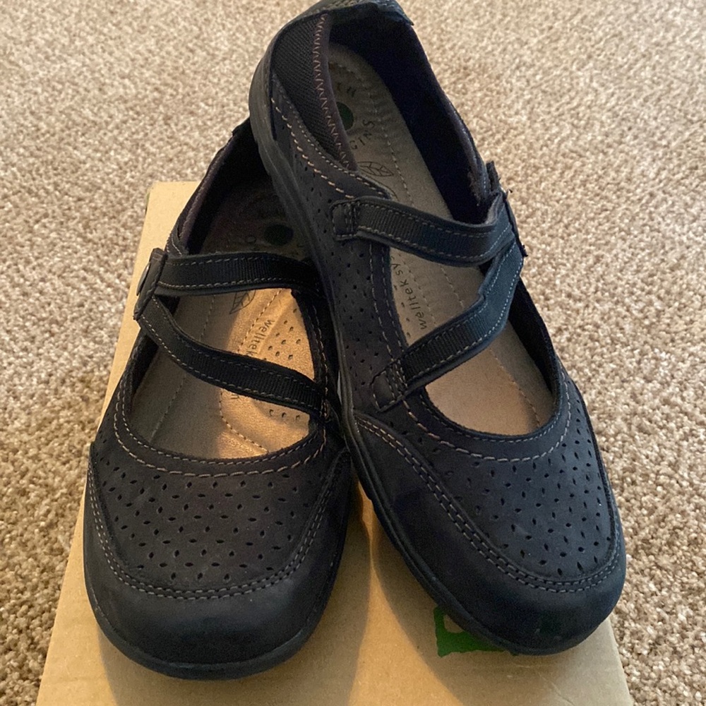 Earth Origins black leather shoe. Size 8.5
